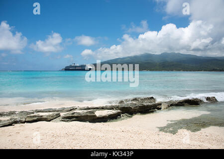 L'île de mystère, Vanuatu, îles du Pacifique : 2,2016 Décembre : bateau de croisière, de montagnes, et des marins à l'île de mystère, Vanuatu Banque D'Images