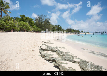 L'île de mystère, Vanuatu, îles du Pacifique : 2,2016 Décembre : personnes, jetée et un écrin de verdure sur les rives de l'île de mystère, Vanuatu Banque D'Images