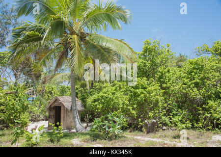 L'île de mystère, Vanuatu, îles du Pacifique : 2,2016 Décembre : cabane rustique avec une végétation tropicale sous un ciel bleu sur l'île de mystère, Vanuatu Banque D'Images