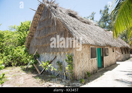 L'île de mystère, Vanuatu, îles du Pacifique : 2,2016 Décembre : Rustic cottage au toit de chaume avec une végétation tropicale sur l'île de mystère, Vanuatu Banque D'Images