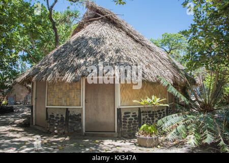 L'île de mystère, Vanuatu, îles du Pacifique-Décembre 2,2016 : architecture à toit de chaume avec une flore luxuriante sous un ciel bleu sur l'île de mystère, Vanuatu Banque D'Images