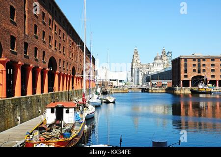 Yachts amarrés dans Albert Dock avec les Trois Grâces à l'arrière, Liverpool, Merseyside, England, UK, Europe de l'Ouest. Banque D'Images