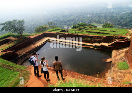 Les touristes et les ruines sur le haut de rocher de Sigiriya, Sri Lanka Banque D'Images