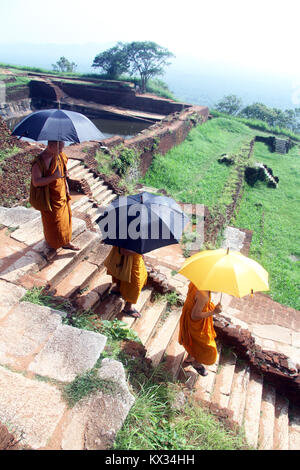 Monks sur l'escalier à Sigiriya, Sri Lanka Banque D'Images