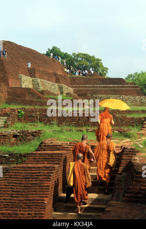 Monks sur l'escalier en ruine de Sigiriya, Sri Lnka Banque D'Images