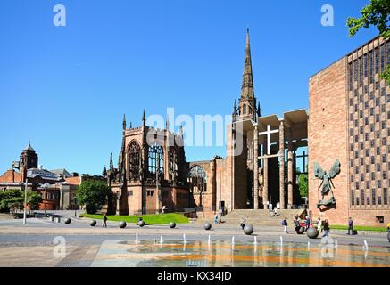 Vue de l'ancienne et la nouvelle cathédrales, Coventry, West Midlands, England, UK, Europe de l'Ouest. Banque D'Images