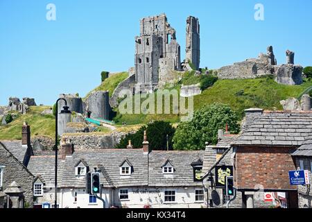 Vue sur château de Corfe vu au-dessus de la Greyhound Pub, Corfe, Dorset, Angleterre, Royaume-Uni, Europe de l'Ouest. Banque D'Images