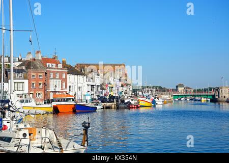 Voir des chalutiers et des bateaux dans le port avec la feuille double pont à bascule à l'arrière, Weymouth, Dorset, Angleterre, Royaume-Uni, Europe de l'Ouest. Banque D'Images