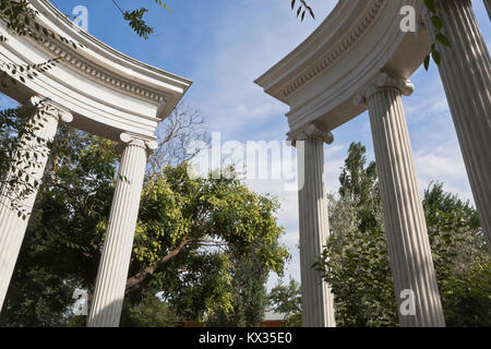 Colonnade dans le jardin nommé d'après à Evpatoria Karaev, Crimée, Russie Banque D'Images