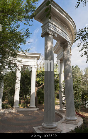 Colonnade dans le jardin nommé d'après Karaev dans la station balnéaire d'Evpatoria, Crimée, Russie Banque D'Images