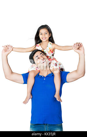 Heureux Père portant son enfant fille sur les épaules Fun Cheerful Banque D'Images