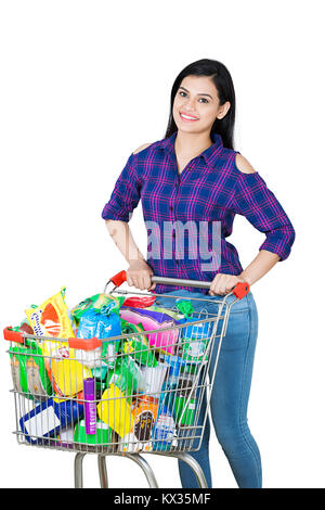 Souriante jeune dame debout avec chariot plein d'épicerie Produits laitiers Banque D'Images