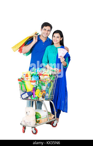 2 Married-Couple panier, Holding Shopping Bag avec de l'argent en espèces Banque D'Images