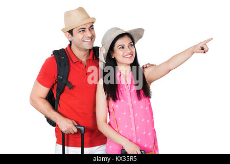 Couple heureux avec valise Doigt de miel Maison de vacances montrant Banque D'Images