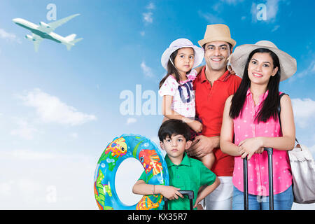 Heureux en famille Tourisme Sortir à des vacances à l'extérieur Airport Banque D'Images