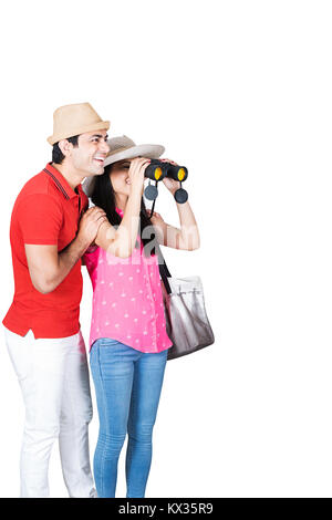 2 couple de voyageurs Maison de Tourisme à regarder avec des jumelles Banque D'Images