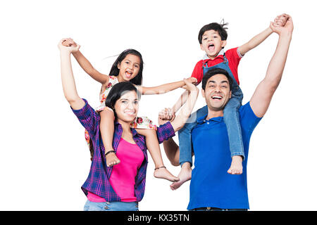 Famille heureuse, père, mère portant les enfants sur les épaules Fun Cheerful Banque D'Images