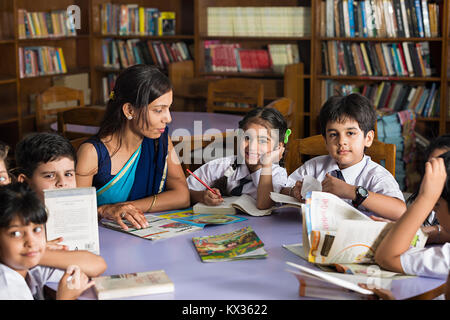 Pour les enfants de l'école indienne et l'enseignement de l'enseignant livre Studying in Library Pour les enfants de l'école indienne et l'enseignement de l'enseignant livre Studying in Library