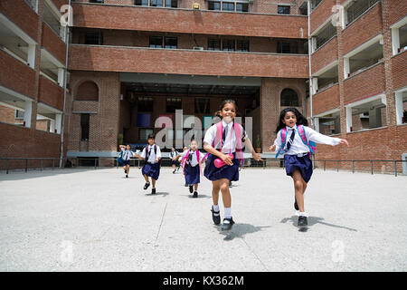 Heureux les enfants de l'école groupe indien conjuguent les élèves Quitter Banque D'Images