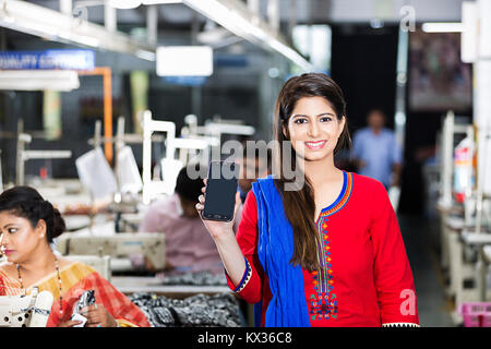 1 Femme Adapter Holding Clipboard and showing Thumbs-up Atelier de couture Banque D'Images