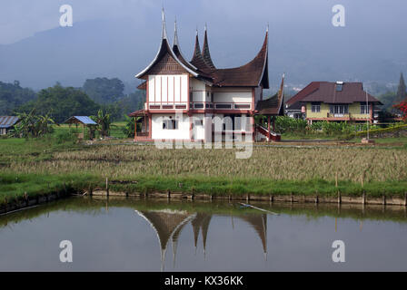 Maison traditionnelle nbar étang, Sumatra, Indonésie Banque D'Images