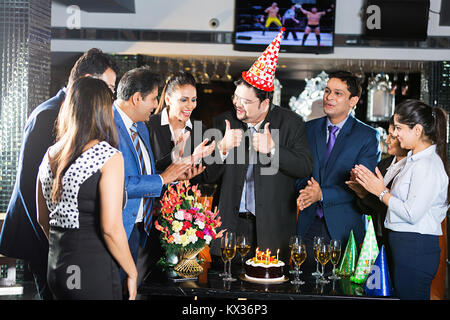 Les gens d'affaires du groupe de collègues Manager Anniversaire Partie Restaurant Banque D'Images