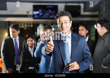 Un business man Showing Thumbs-up succès partie avec des partenaires In-Hotel Banque D'Images