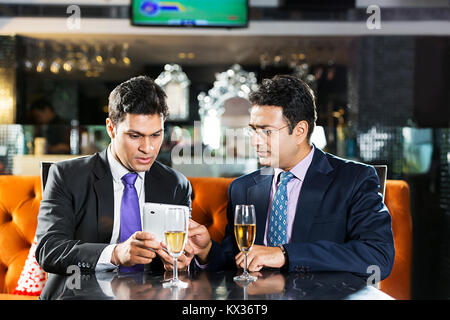 2 Les hommes d'affaires effectuant des travaux des réunions-débats à l'aide d'Tablet-Pc In-Bar Banque D'Images