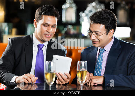 2 Les hommes d'affaires collègue montrant Tablet pc discuter des réunions Restaurant Banque D'Images