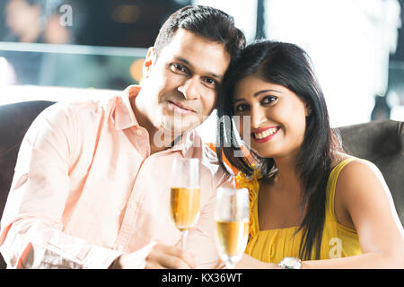 Romantique 2-mariés couple Drinking Champagne Dating In Restaurant Banque D'Images