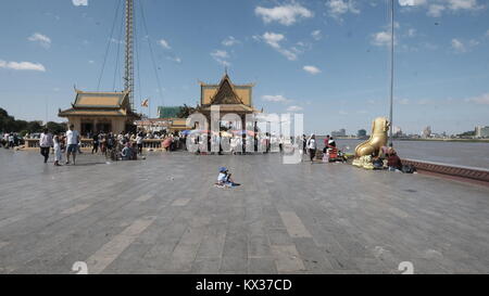 Le Pavillon Art Déco Colonial dimanche le long du Boulevard Sisowath Quay Park le long de l'intersection de la rivière Tonle Sap et du Mékong. Déc 2017 Banque D'Images