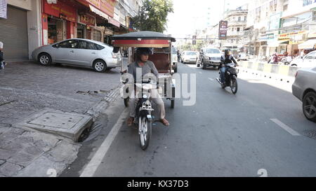 Boulevard Charles de Gaulle avec un chauffeur de Tuk Tuk, scènes de rue Phnom Penh Cambodge Asie du Sud Est jan 2018 Banque D'Images