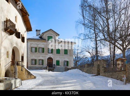 Vieilles maisons et fontaine dans le village de Guarda Banque D'Images