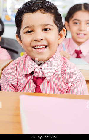 L'École indienne Little Boy Sitting in classroom Smiling Banque D'Images