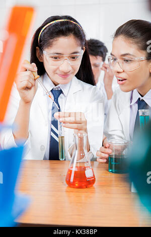 Les jeunes filles du secondaire les élèves indiens liquide chimique Laboratoire scientifique de recherche Banque D'Images