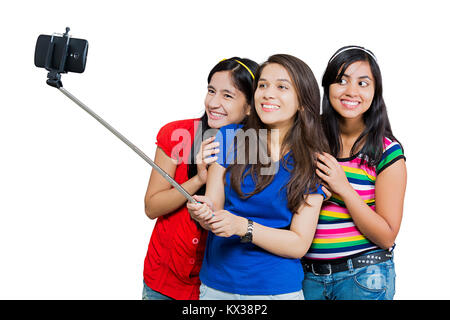 Les jeunes filles indiennes 3 Amis Ensemble en tenant Téléphone Selfies Stick Banque D'Images