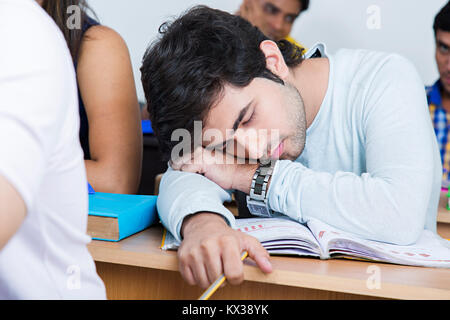 1 Indian College Boy Student Sleeping in Class Éducation négligente Banque D'Images