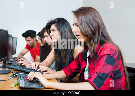 Les étudiants du collège indien du groupe d'étude de l'ordinateur en classe d'apprentissage de l'Éducation Banque D'Images