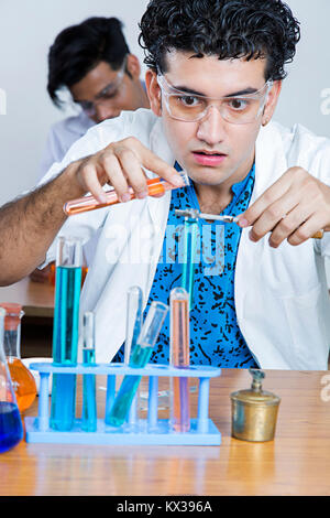 1 Indian College Boy Étudiant en médecine, de la recherche et de la découverte de produits chimiques de laboratoire Banque D'Images