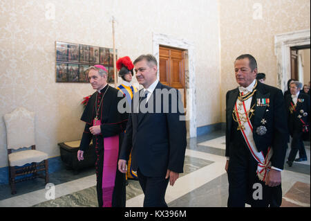 Le pape François rencontre Zvizdić avec Denis, le président du Conseil des ministres de Bosnie et Herzégovine, au cours d'une réunion privée au Vatican. Avec : Denis Zvizdić Où : Rome, Italie Quand : 07 Déc 2017 Crédit : IPA/WENN.com **Uniquement disponible pour publication au Royaume-Uni, USA, Allemagne, Autriche** Banque D'Images