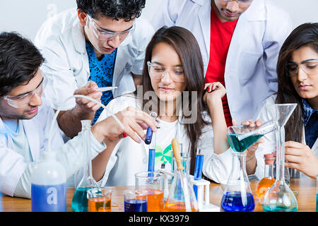 Indian College en sciences du travail en laboratoire de chimie Chercheur scientifique s Banque D'Images