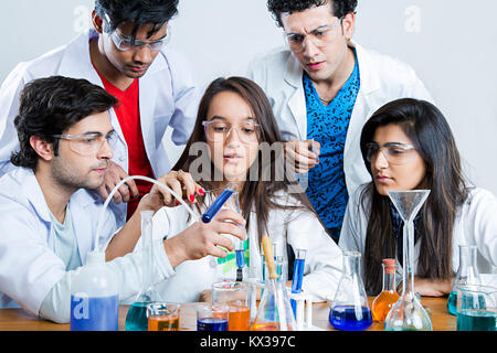 Les étudiants en sciences indiennes s scientifique Recherche chimique de laboratoire de chimie des solutions d Banque D'Images