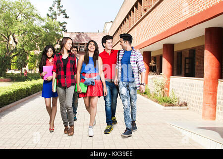 Groupe indien College Student s Friends Walking Talking Gossip Ensemble Cour Campus Banque D'Images