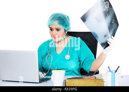 Femme Médecin Chirurgien indien contrôle X-ray Rapport à l'aide d'ordinateur portable Banque D'Images