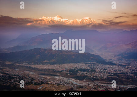 Coucher de soleil sur l'Annapurna, Pokhara avec montagnes en arrière-plan Banque D'Images