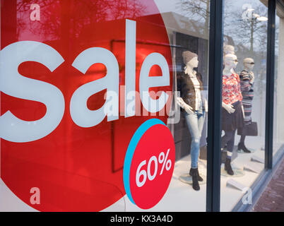 Le mot vente oin les couleurs de l'image dans la fenêtre d'achat au cours de l'hiver vente temps Banque D'Images