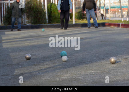 Boules est un nom collectif pour une large gamme de jeux dans laquelle l'objectif est de lancer ou faire rouler les boules lourds le plus près possible d'une petite cible ba Banque D'Images