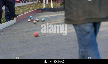 Boules est un nom collectif pour une large gamme de jeux dans laquelle l'objectif est de lancer ou faire rouler les boules lourds le plus près possible d'une petite cible ba Banque D'Images