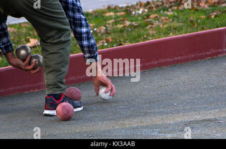 Boules est un nom collectif pour une large gamme de jeux dans laquelle l'objectif est de lancer ou faire rouler les boules lourds le plus près possible d'une petite cible ba Banque D'Images