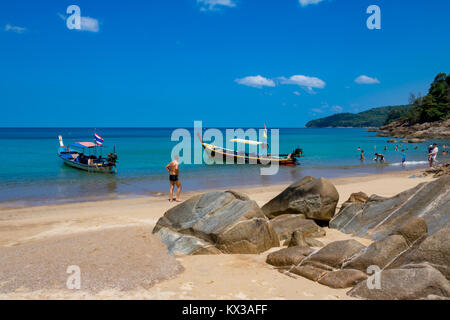 16 février 2016 Phuket Thailande Layan vacanciers s'amuser près de la bateaux amarrés à Banana Beach Banque D'Images